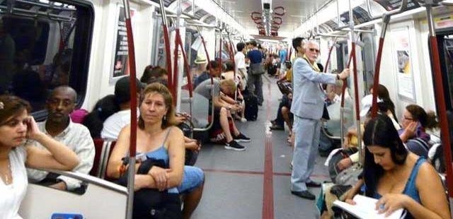 İnternetsiz oyunlar yeraltı yolcularının ilgisini çekiyor 1